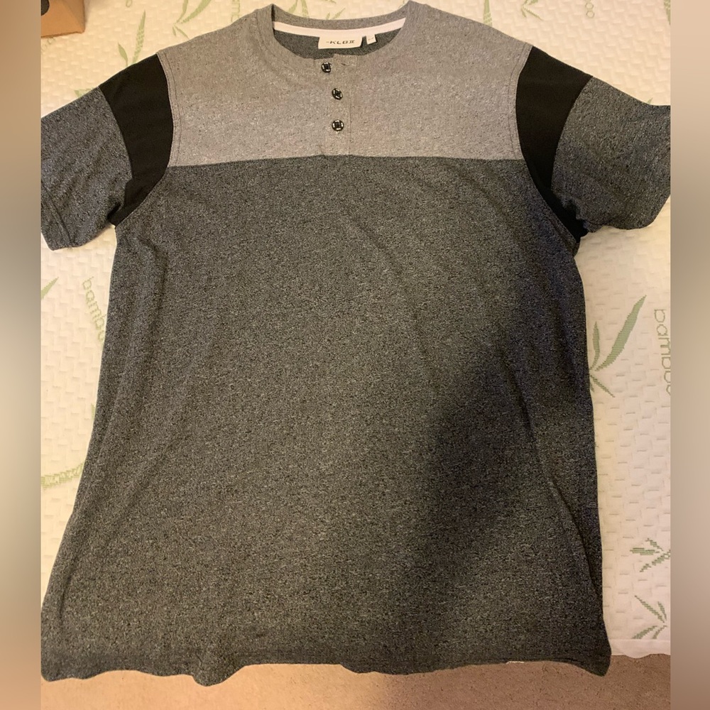 Men’s shirt/ never worn size small